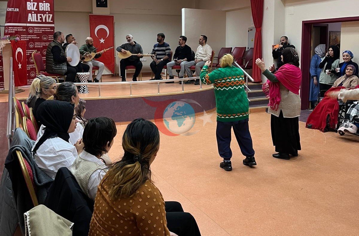Engelsiz Yaşam Merkezi sakinlerine türkü ziyafeti