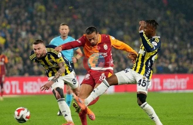 Fenerbahçe ile Galatasaray arasında sezonun ilk yarısında Kadıköy'de oynanan Süper Lig maçı