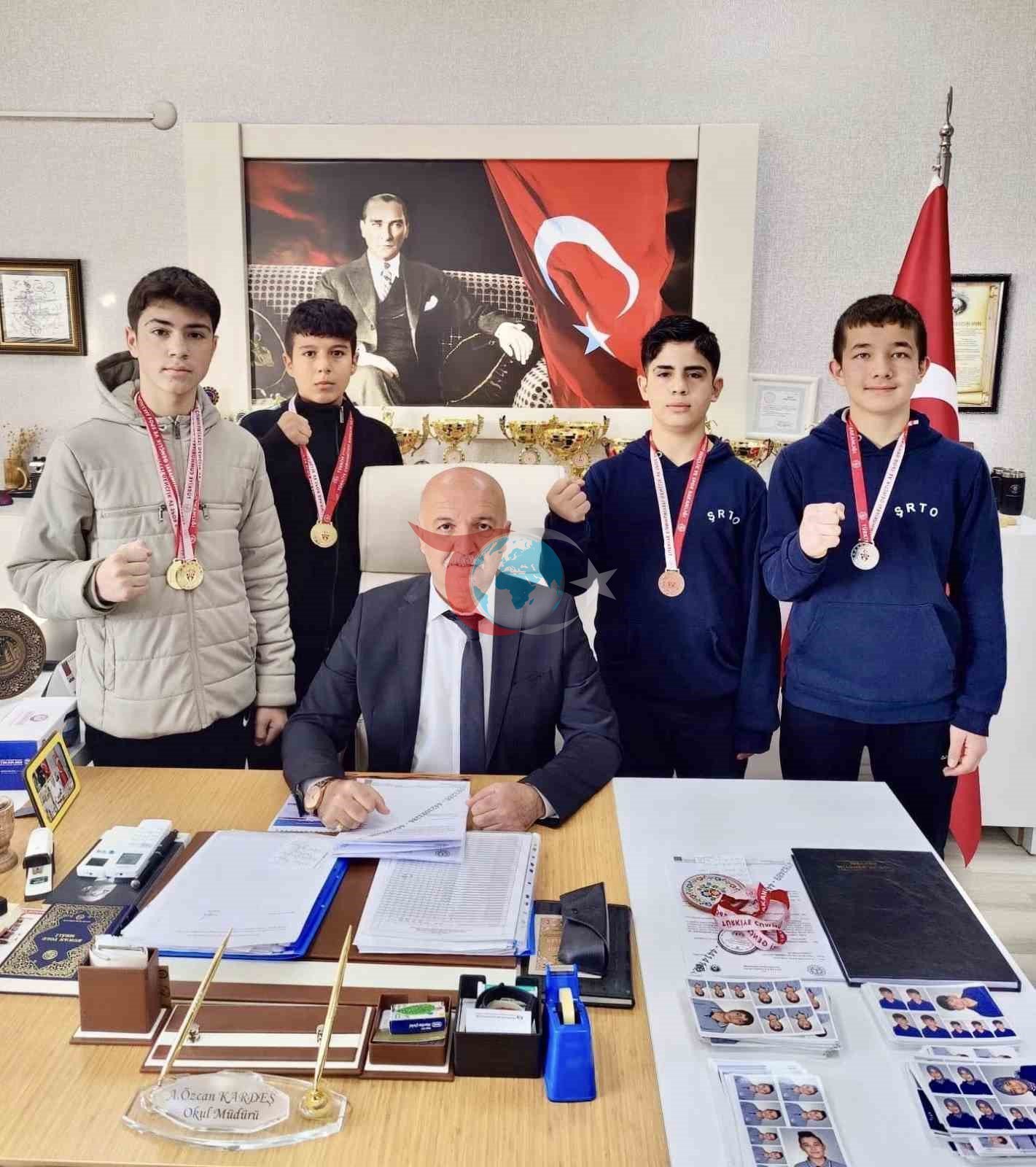 Ortaokul öğrencileri bilek güreşinde madalyalara ambargo koydu