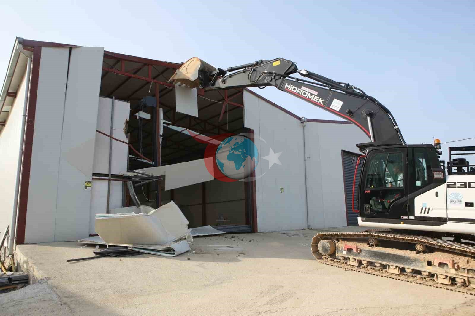 Nilüfer Belediyesi’nden Kaçak Yapı Yıkımı: 900 Metrekarelik Depo Yok Edildi