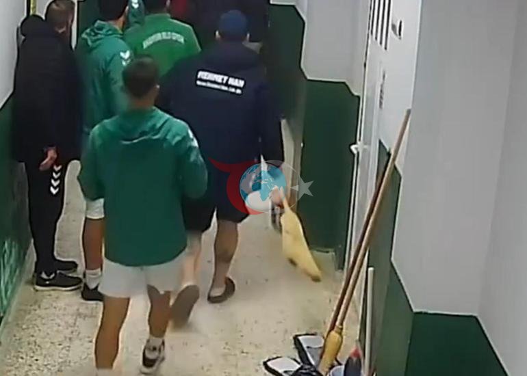 Amatör maç öncesi ortalık savaş alanına döndü Tokalaşmak için uzanan ele yumruk