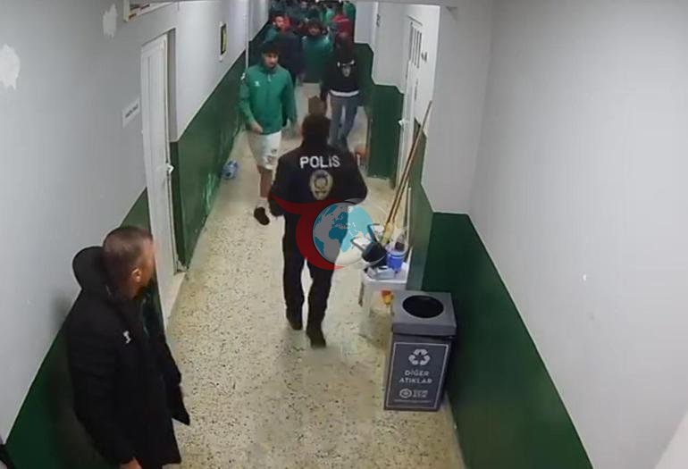 Amatör maç öncesi ortalık savaş alanına döndü Tokalaşmak için uzanan ele yumruk