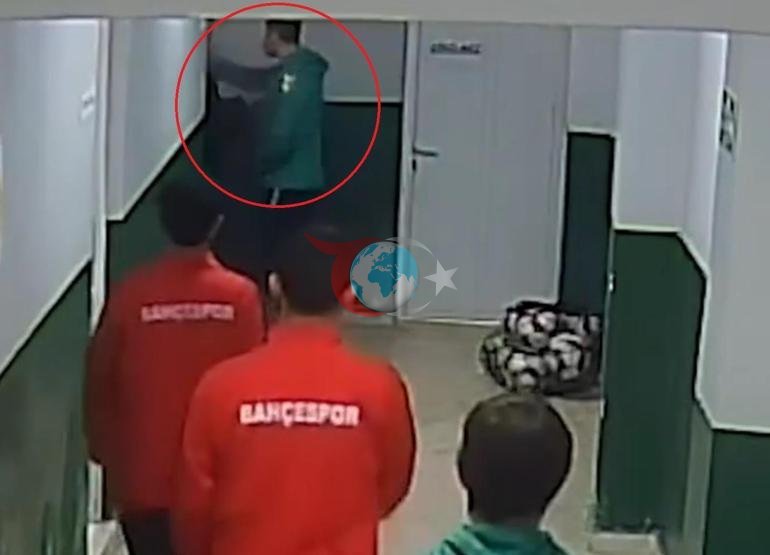 Amatör maç öncesi ortalık savaş alanına döndü Tokalaşmak için uzanan ele yumruk