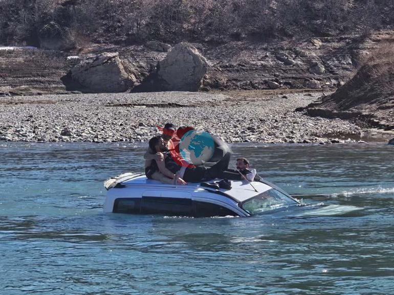 Baraj gölünde can pazarı Araçta mahsur kalan 23 yaşındaki sürücü kurtarıldı