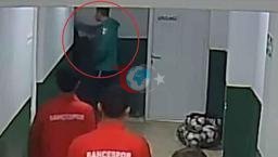 Amatör maç öncesi ortalık savaş alanına döndü! Tokalaşmak için uzanan ele yumruk