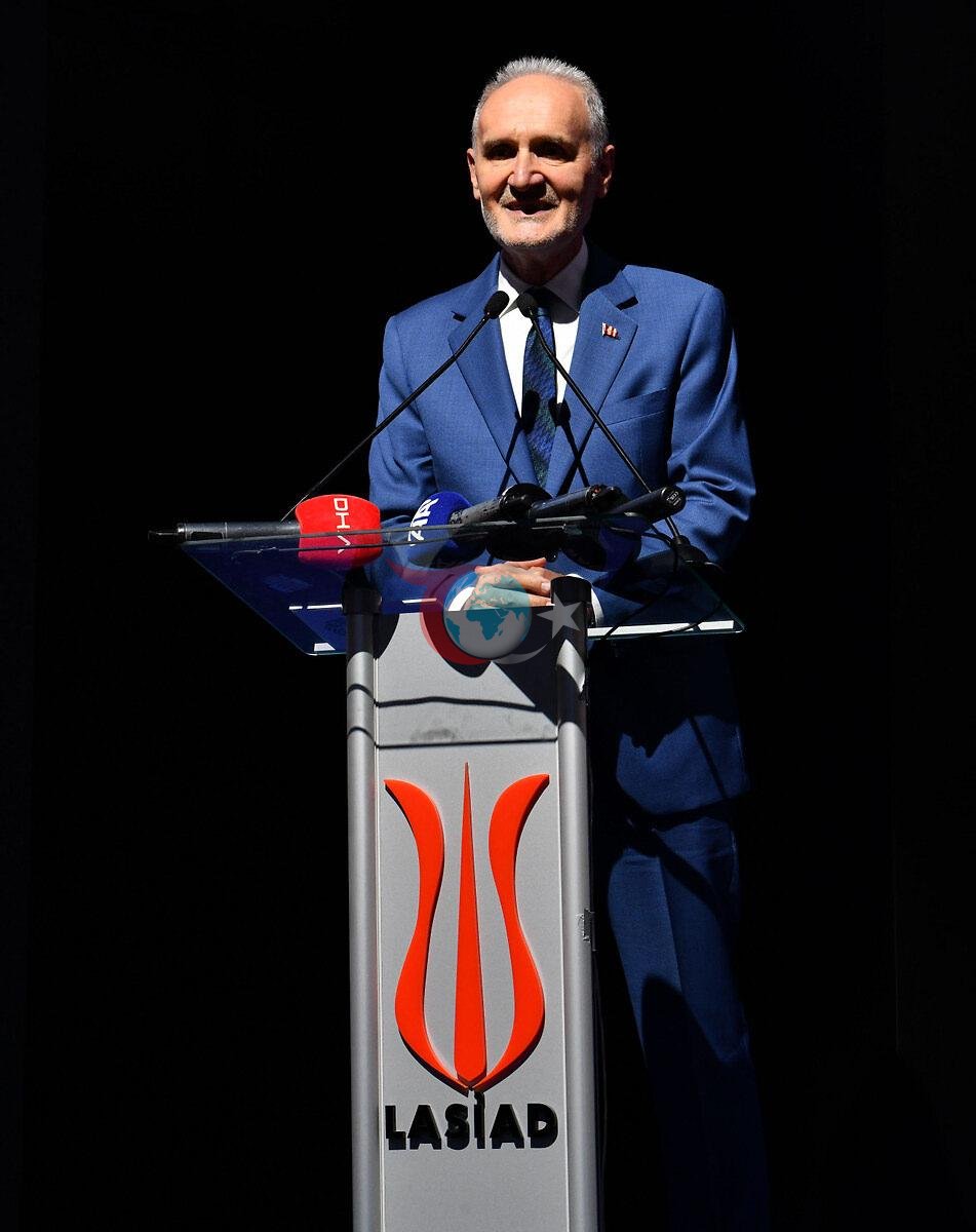 İstanbul Ticaret Odası Başkanı Şekib Avdagiç, 11. Laleli Fashion Shopping Festivali'nde açıklamalarda bulunurken, 19 Ağustos 2025