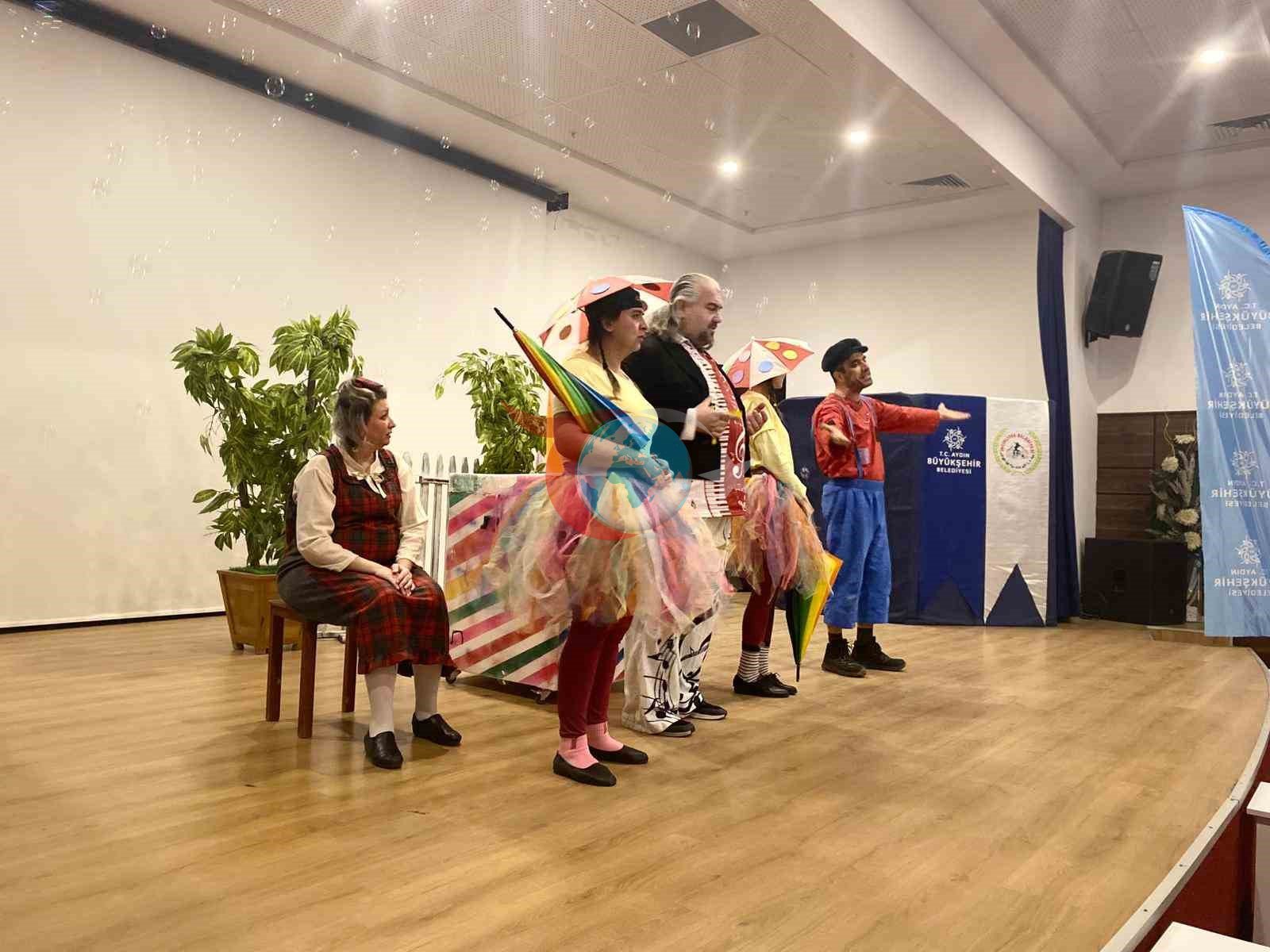 Başkan Çerçioğlu, İncirliova&rsquo;da çocukları tiyatro ile buluşturdu