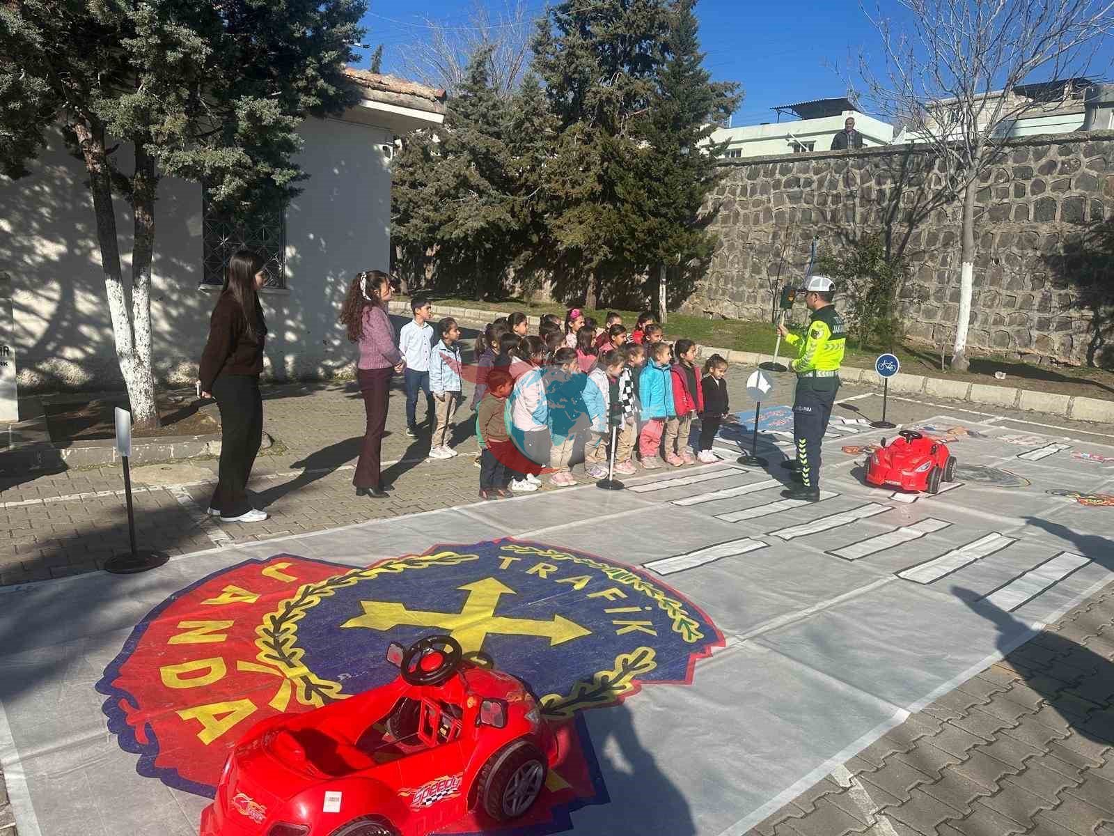 Jandarmadan öğrencilere güvenli trafik eğitimi