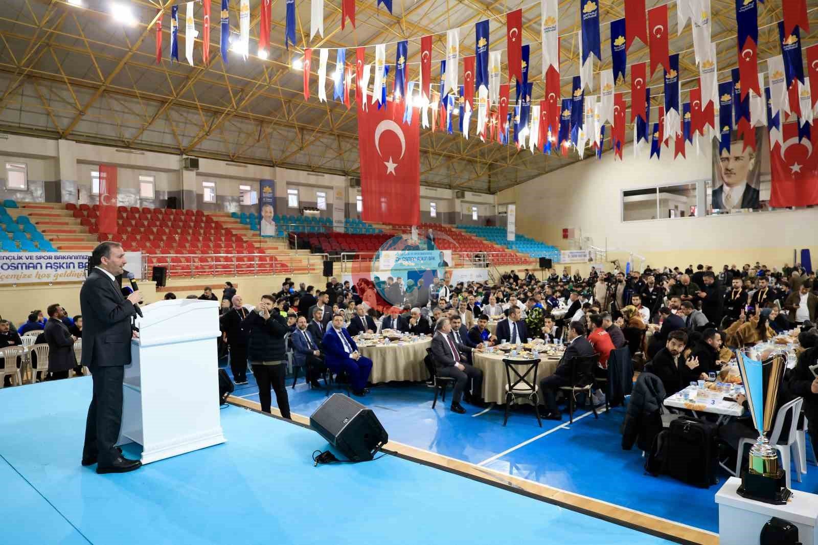 Gençlik ve Spor Bakanı Bak&rsquo;tan Sultanbeylili gençlere müjde