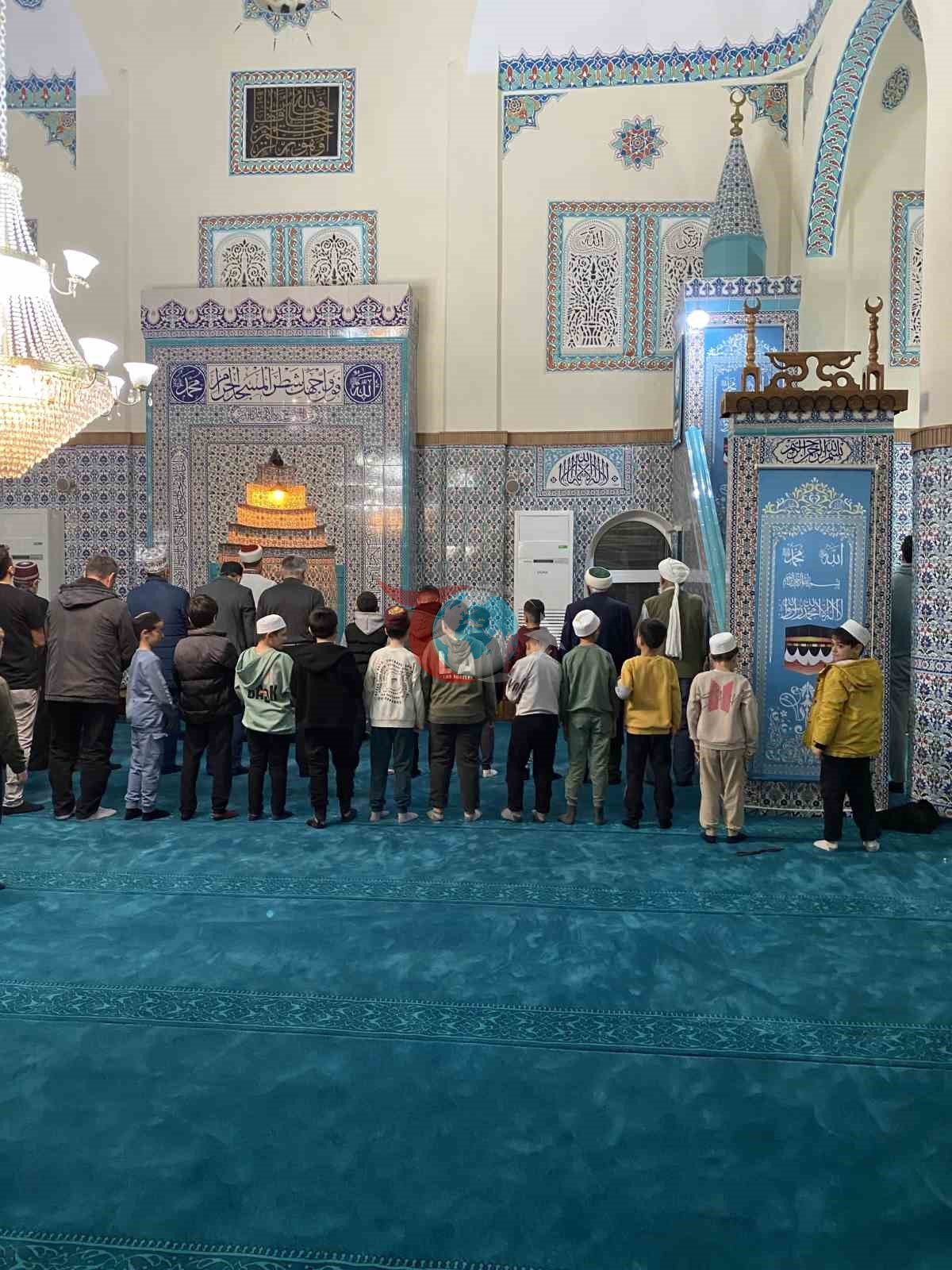 Teravih sonrası ayakkabılardan çıkan hediyeler çocukları sevindirdi