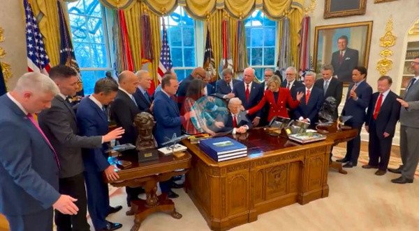 Oval Ofis'te dini liderler Trump için böyle dua etti - Resim: 0