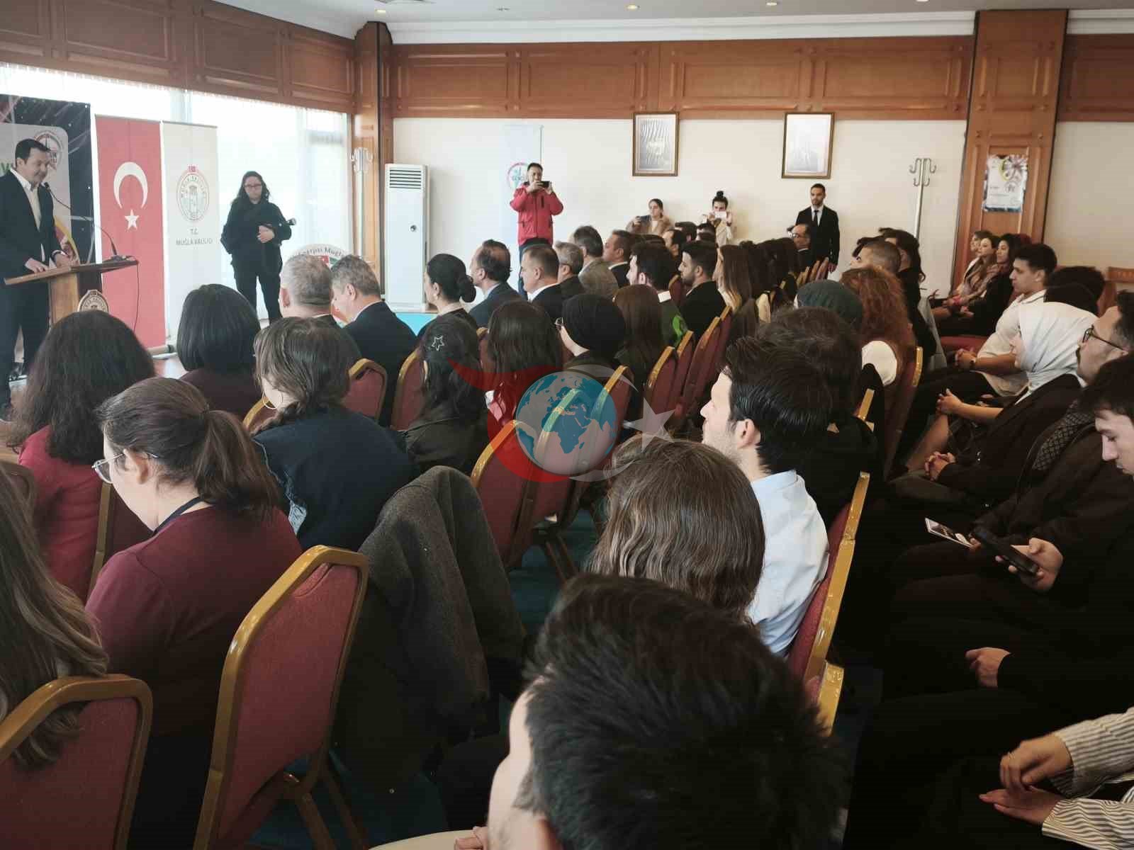 Vali Akbıyık gençlerle çalıştayda buluştu