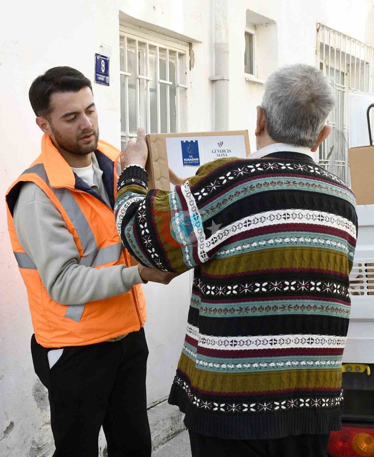 Kuşadası Belediyesi’nden 3 bin 500 aileye Ramazan yardımı