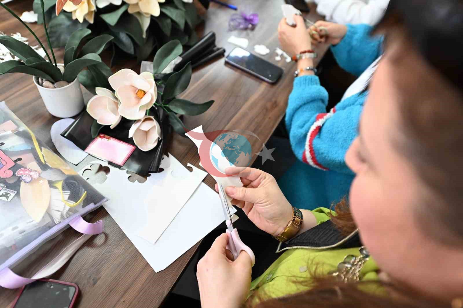 Mersin’de kadınlar yapay çiçek kursuyla üretip kazanıyor