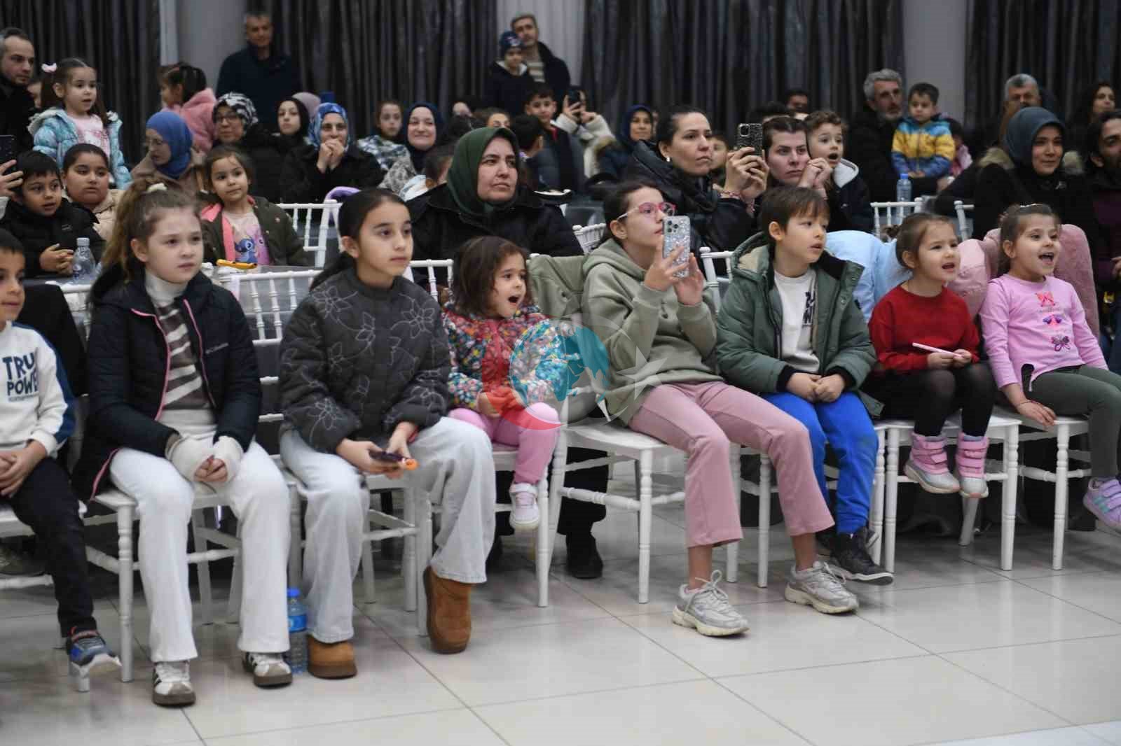 Ovaakça karagöz ve sihirbazlık gösterisiyle şenlendi