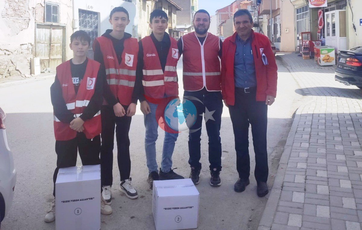 Hisarcık&rsquo;ta öğrenciler Kızılay&rsquo;ın yardım kolilerini ihtiyaç sahiplerine ulaştırdı