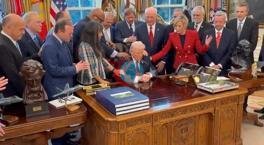 Beyaz Saray'da dikkat çeken görüntü! Trump'ın etrafını sarıp dua ettiler