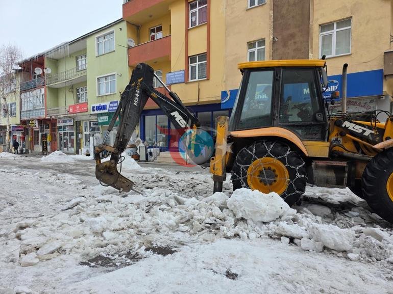 Kentte hayat durma noktasında Yollardaki 20 santimlik but tabası iş makinesiyle temizleniyor