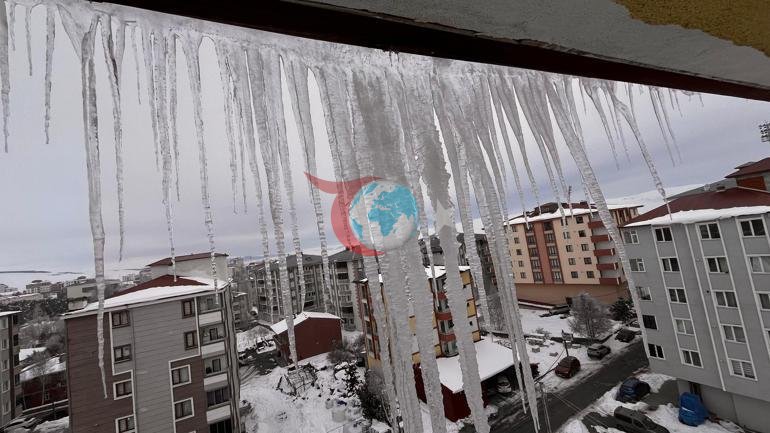 Kentte hayat durma noktasında Yollardaki 20 santimlik but tabası iş makinesiyle temizleniyor