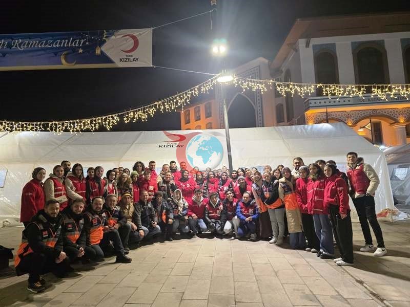 Kütahya AFAD gönüllülerinden iftar çadırında yemek dağıtımı