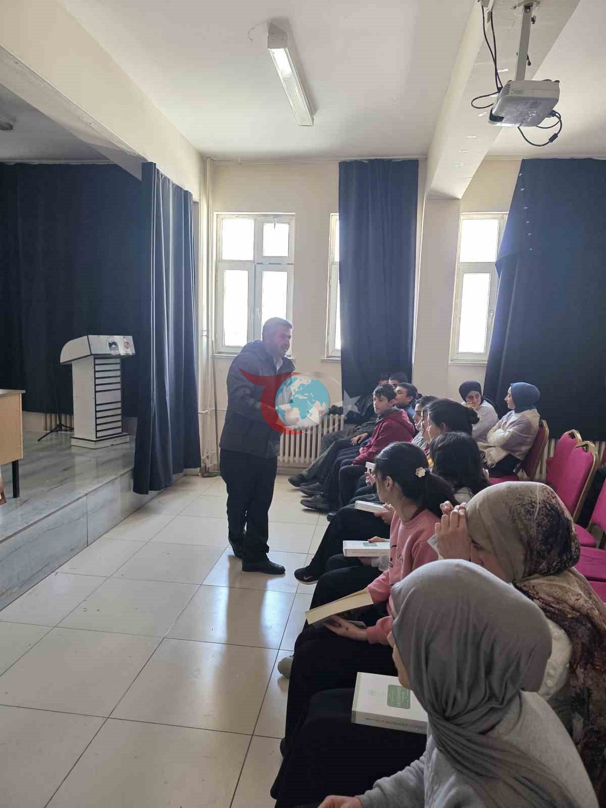 Çaldıran’da gençlik huzura koşuyor: Kitaplar müftülükten gayret gençlerden