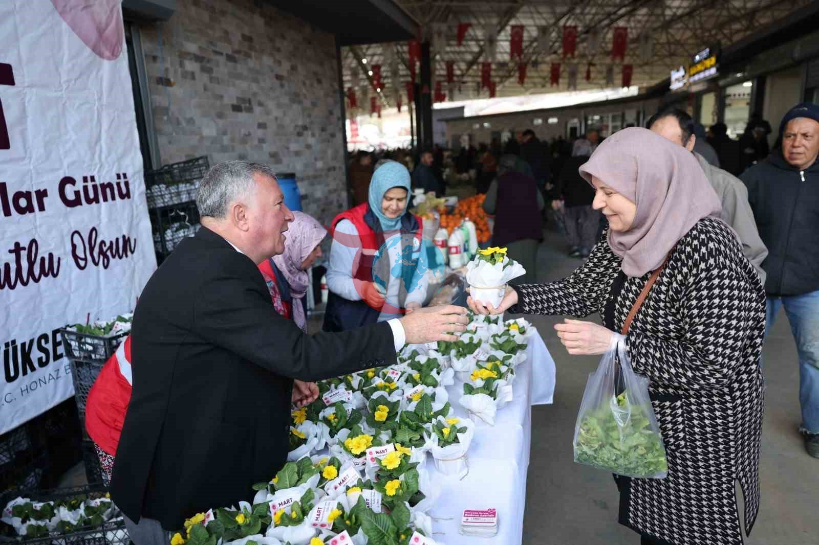 Honaz Tohum Merkezinde yetiştirilen çiçekler kadınlara hediye edildi