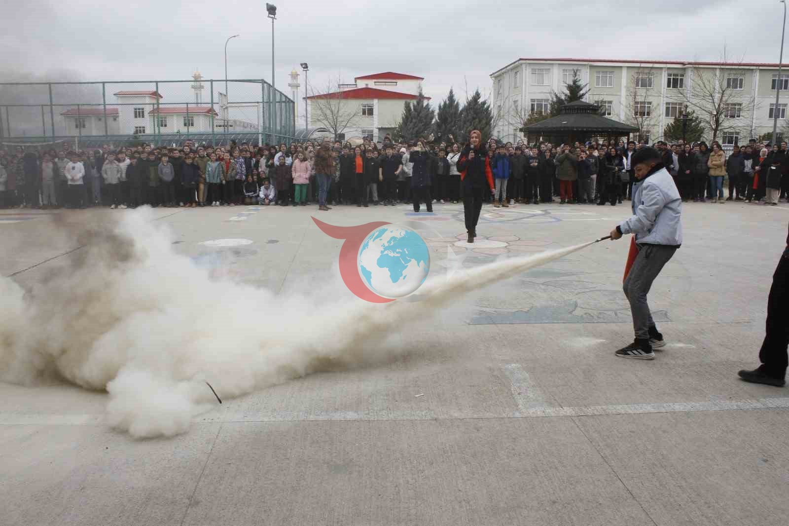AFAD okullarda eฤitimlerine devam ediyor