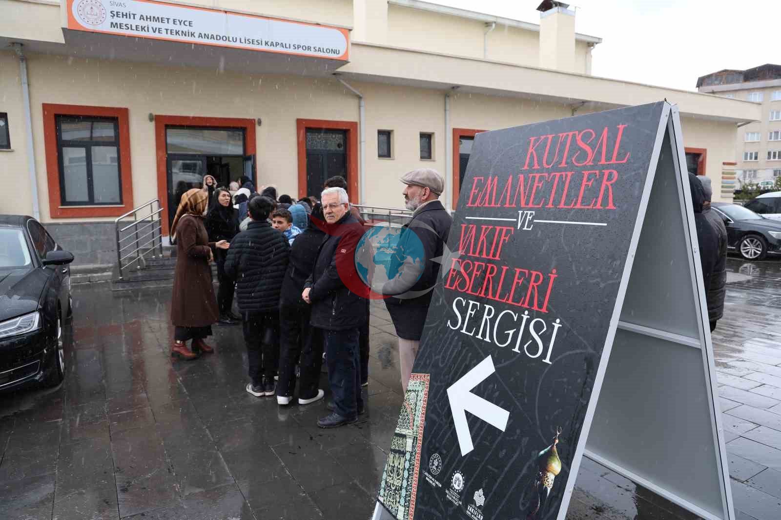 Kutsal emanetler Sivas’ta sergilendi, görmek isteyen vatandaşlar uzun kuyruk oluşturdu