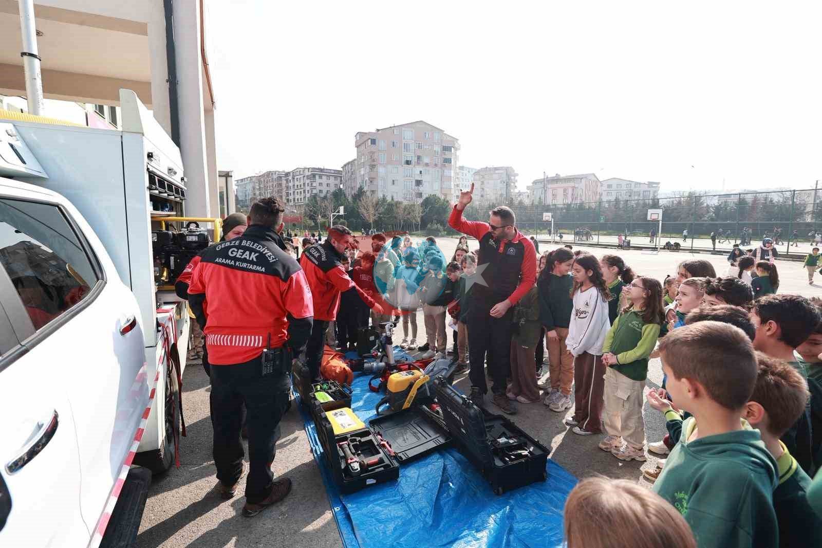 Gebzeโde ilkokul รถฤrencilerine yรถnelik deprem tatbikatฤฑ yapฤฑldฤฑ