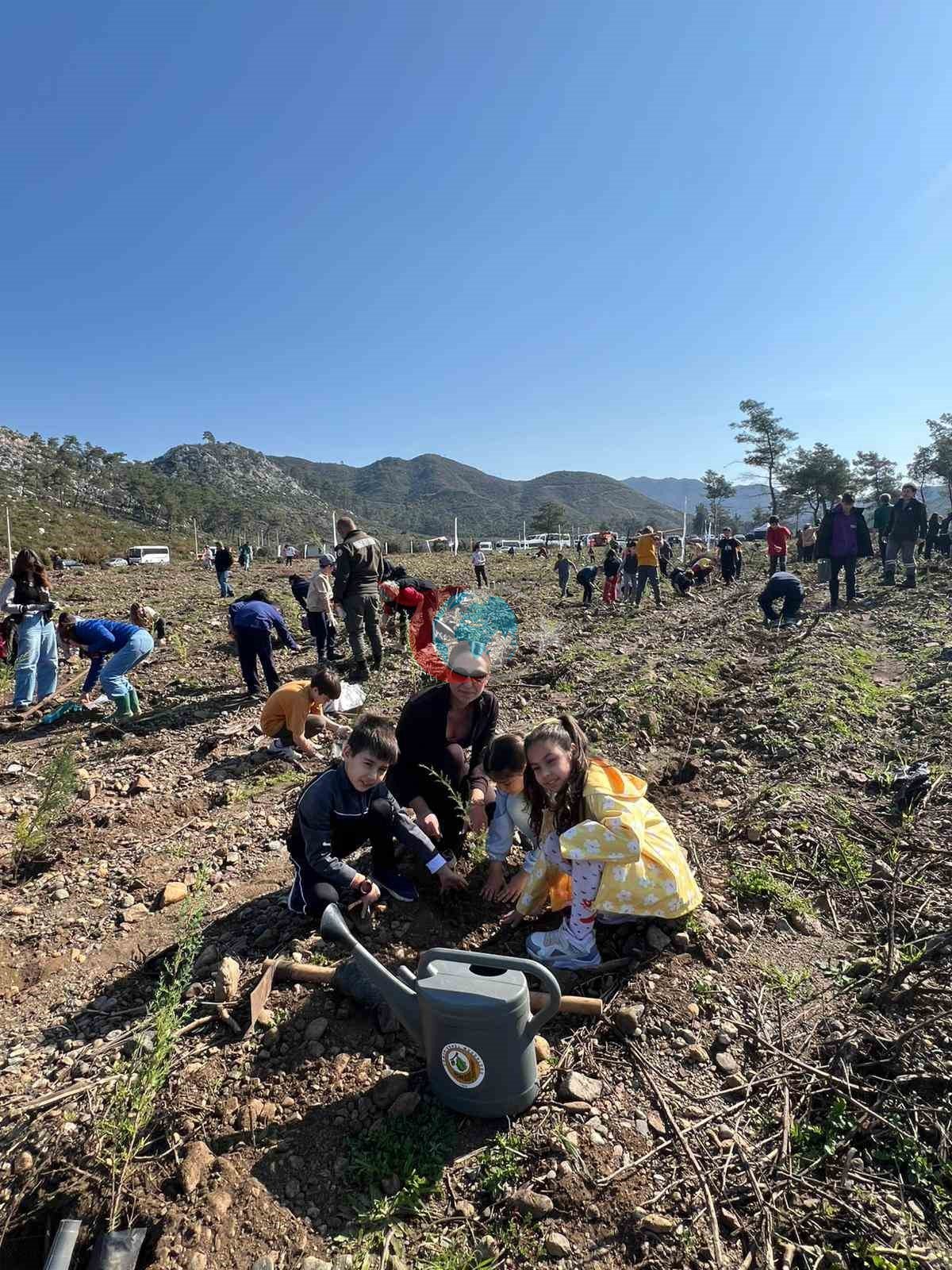 Marmaris&rsquo;te öğrenciler fidanları toprakla buluşturdu