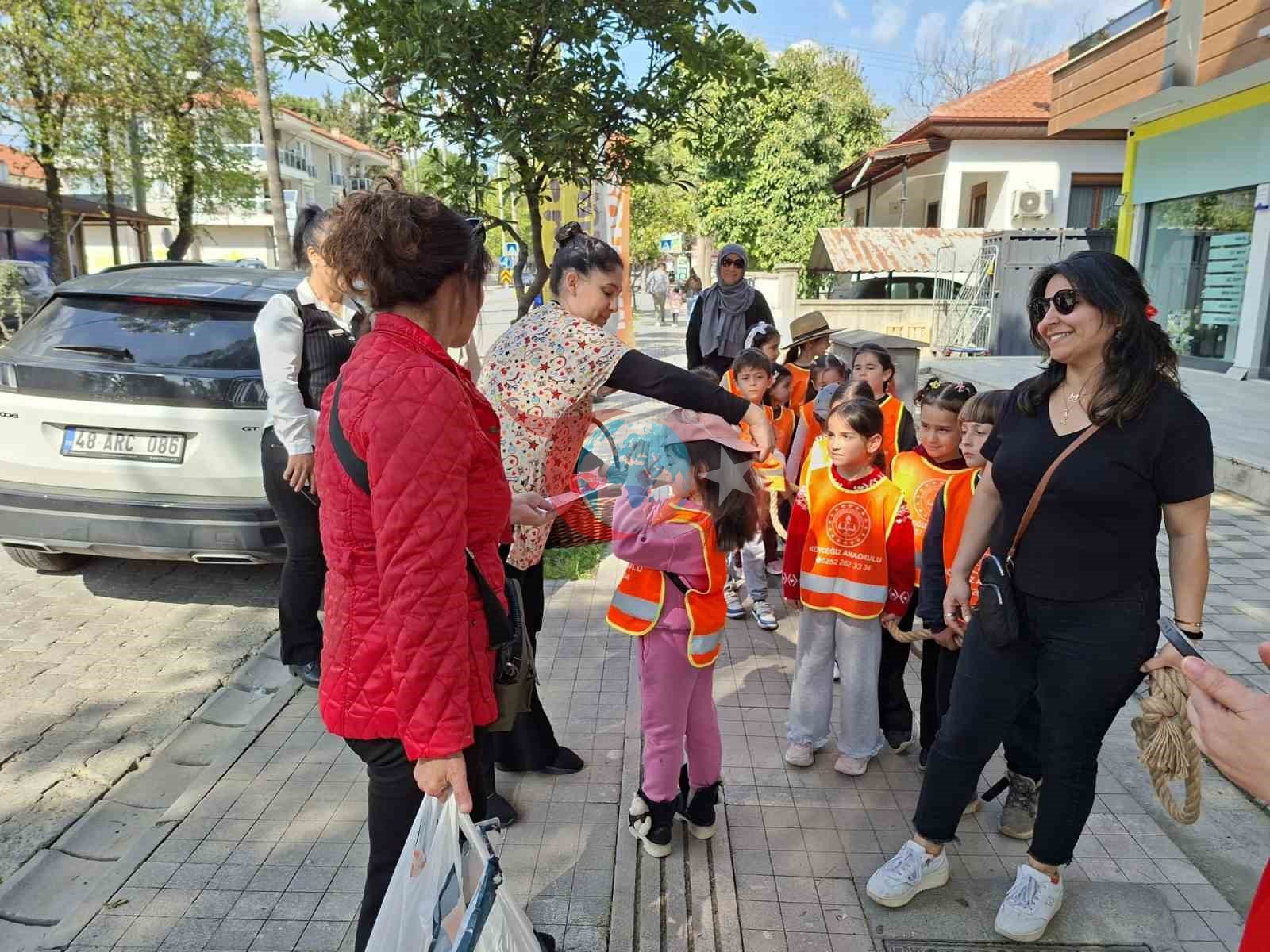 Köyceğiz&rsquo;de minik öğrencilerden kadınlara anlamlı jest