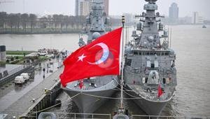 Avrupa’nın kalbinde gövde gösterisi TCG Anadolu Rotterdam Limanı’nda