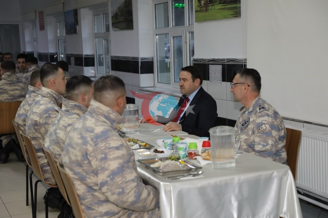 Vali Işın, orucunu Mehmetçiklerle açtı