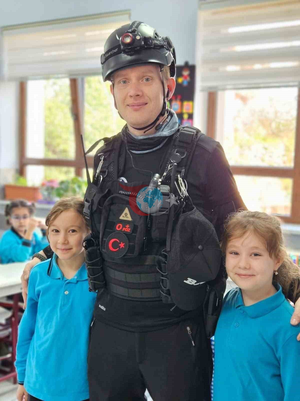 Arama kurtarma köpeği Tipo, öğrencilerin gözdesi oldu