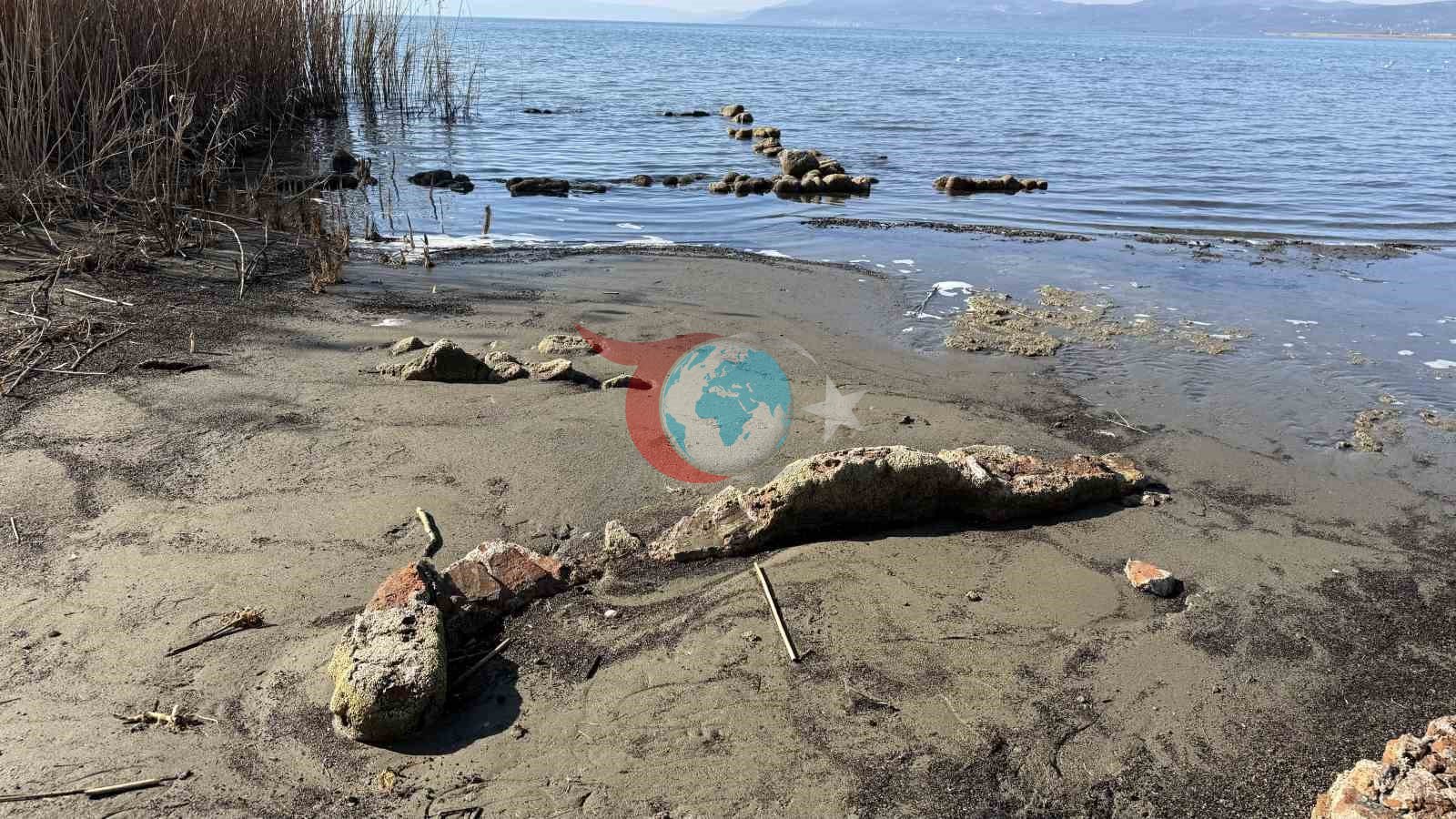İznik Gölü&rsquo;nde sular çekildi...Bir tarihi eser günyüzüne çıktı