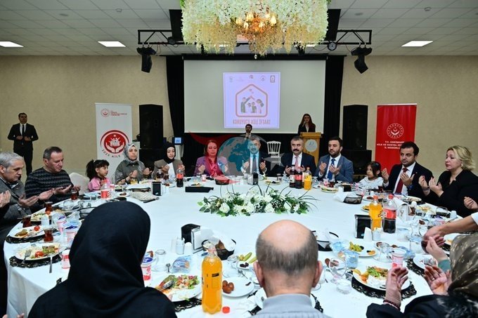 Vali Yılmaz ve eşi, koruyucu ailelerle iftar sofrasında buluştu