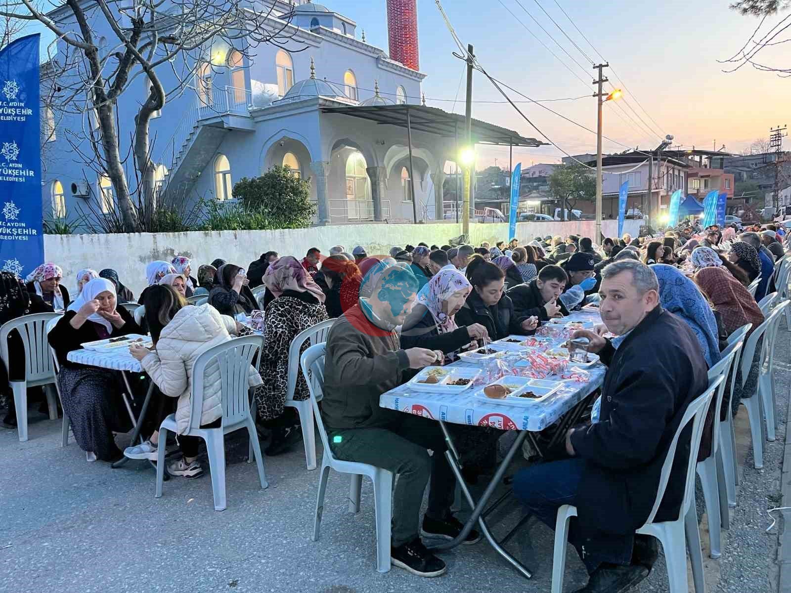Aydın'da Binlerce Kişi Büyükşehir'in İftar Sofralarında Buluştu