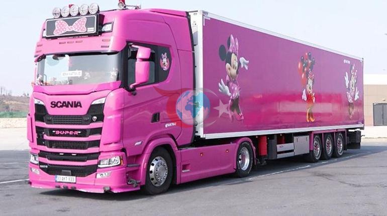 Pembe TIRıyla Avrupaya açıldı, gören bir daha bakıyor: Şaşırıyorlar