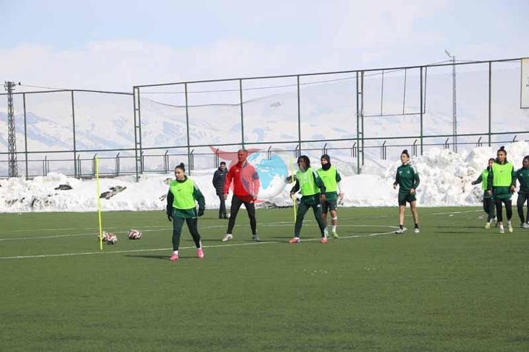 Yüksekova köy ve mahalle muhtarlarından kadın takımına ziyaret