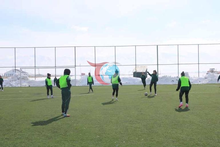 Yüksekova köy ve mahalle muhtarlarından kadın takımına ziyaret
