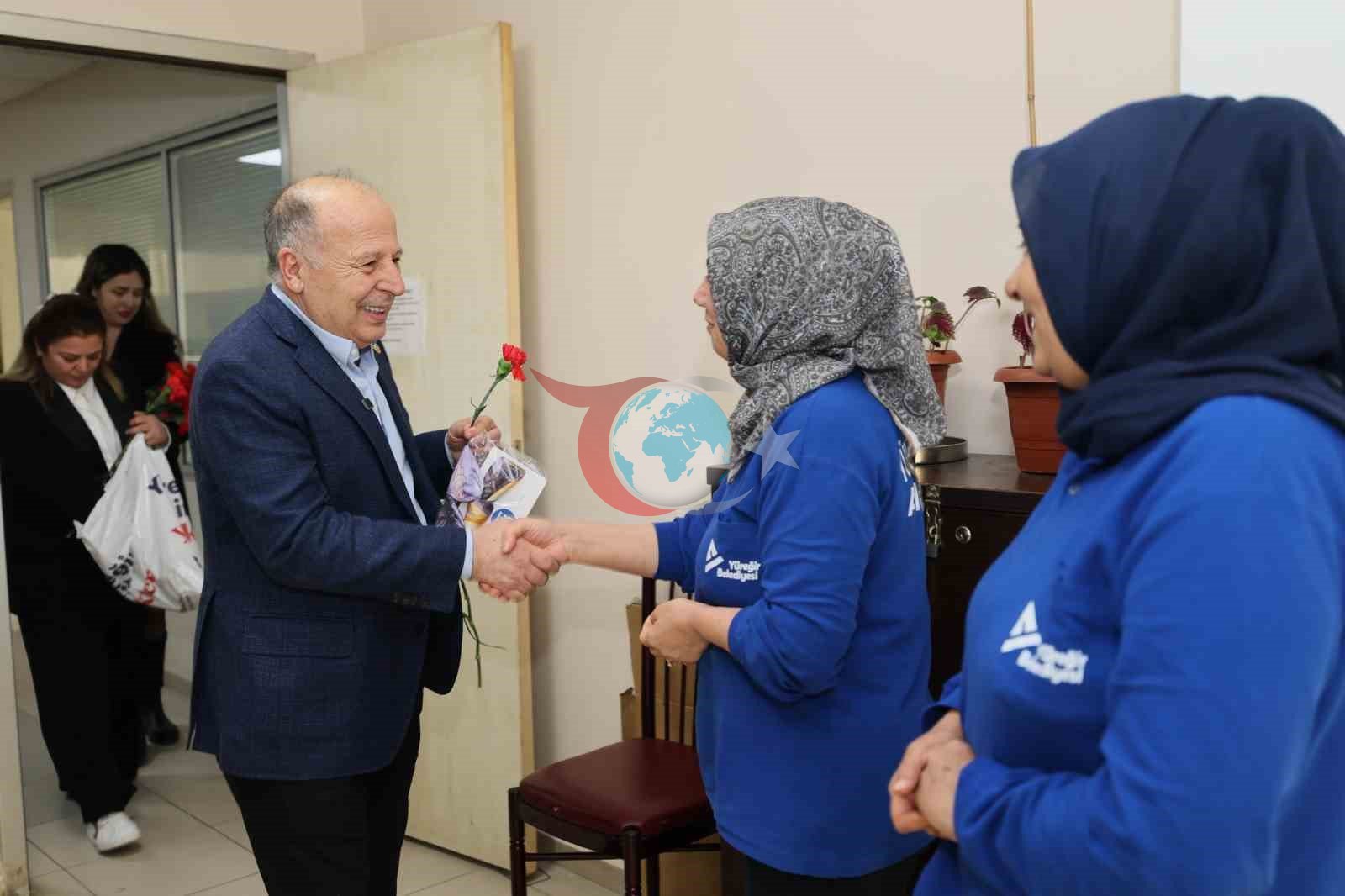 Başkan Demirçalı’dan kadın personele karanfil