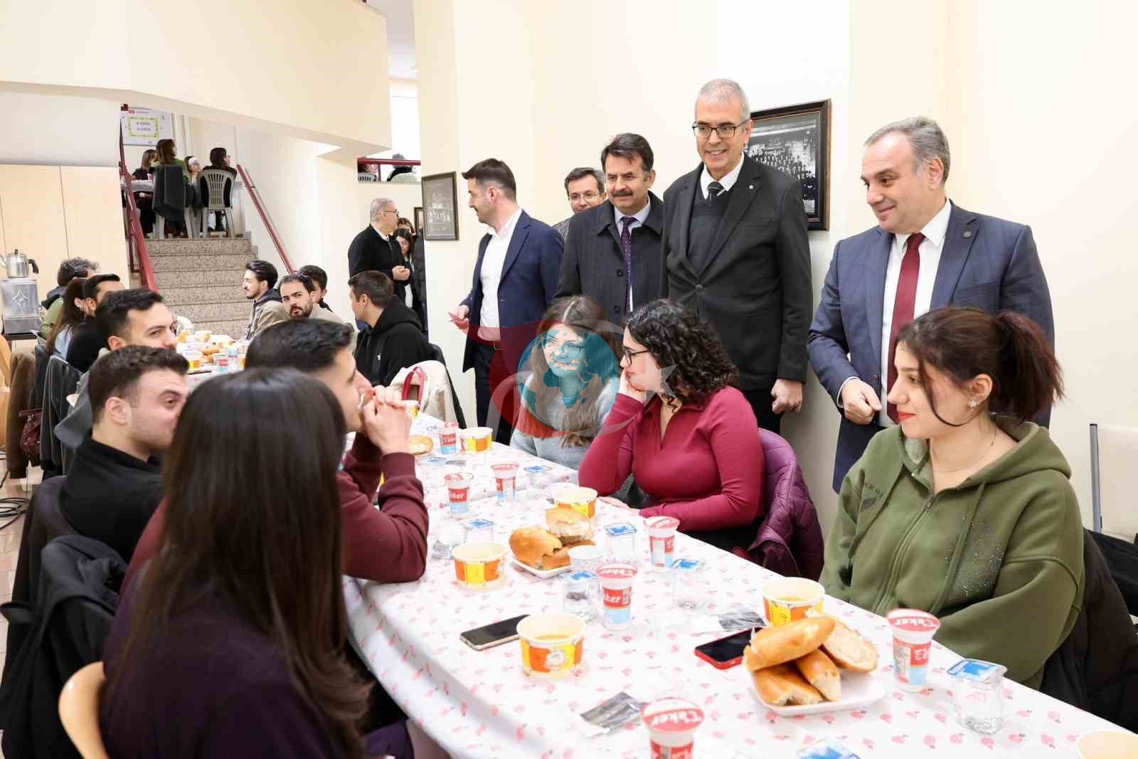 Rektör Prof. Dr. Altun, Eczacılık Fakültesi öğrencileri ile iftar yaptı