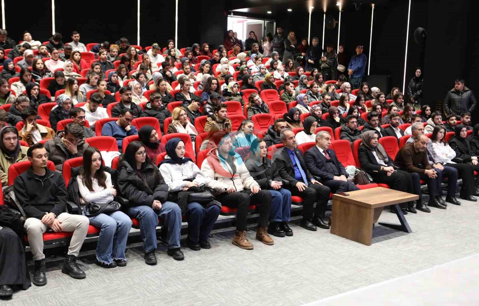 Gazeteci Göksü Öngören Özgür, Atatürk Üniversitesinde öğrencilerle buluştu