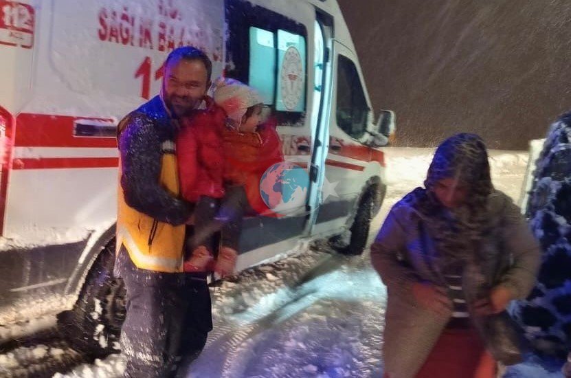 Yoğun kar engel olamadı: Ekipler hastayı 112’ye yetiştirdi
