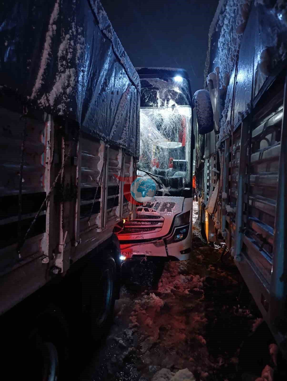 Bitlis'te Yolcu Otobüsü Tıra Çarptı: 8 Kişi Yaralandı