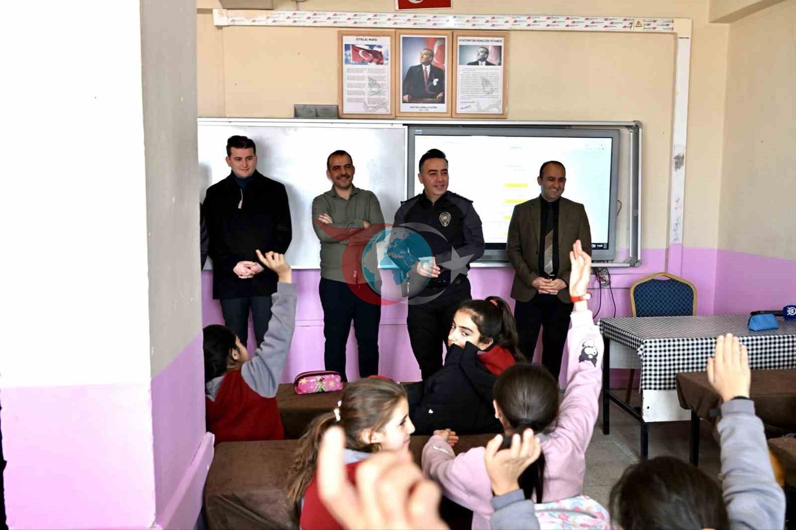Ağrı Emniyet Müdürü Önder, öğrencilerle buluşarak polislik mesleğini tanıtıyor
