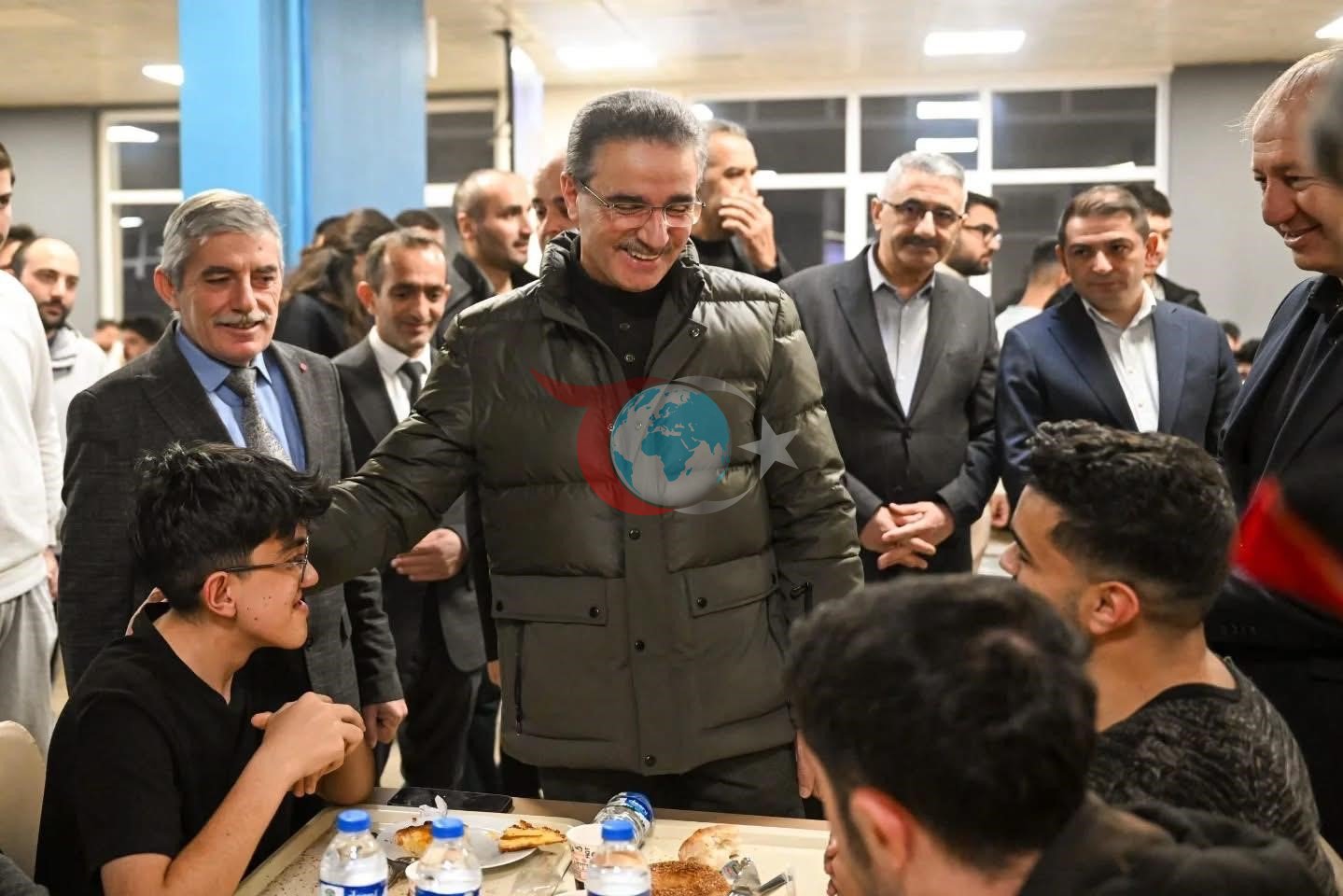 Öğrencilerle sahur sofrasında bir araya geldi