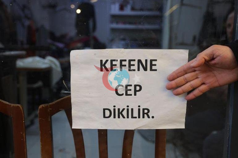 Hatay’da bir terzi dükkan camına astı Yazıyı gören fotoğraf çekmeden geçemiyor