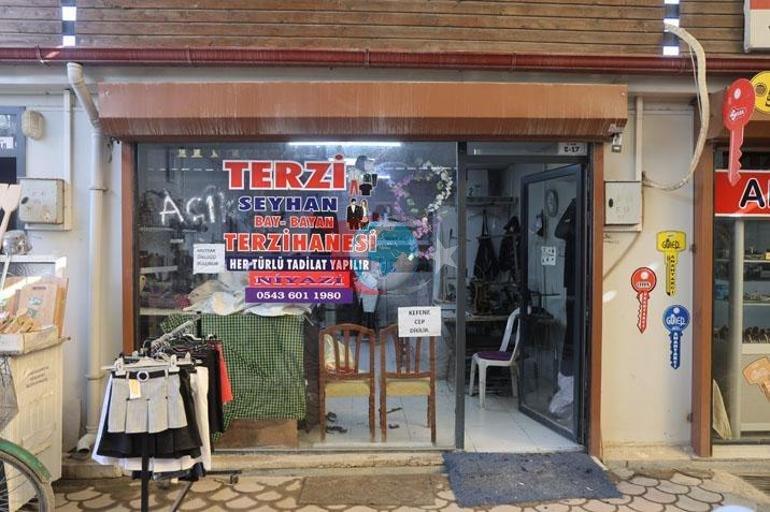 Hatay’da bir terzi dükkan camına astı Yazıyı gören fotoğraf çekmeden geçemiyor