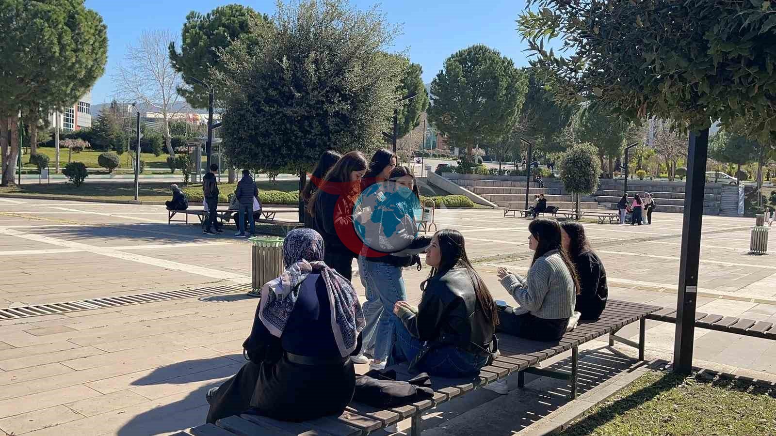 Osmaniye&rsquo;de öğrenciler Kadınlar Günü&rsquo;nde gül şeklinde mum dağıttı